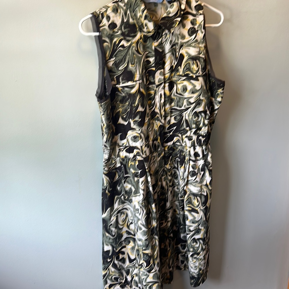 Vera Wang size l casual sleeveless dress.  Buttons in front. Black green and yel